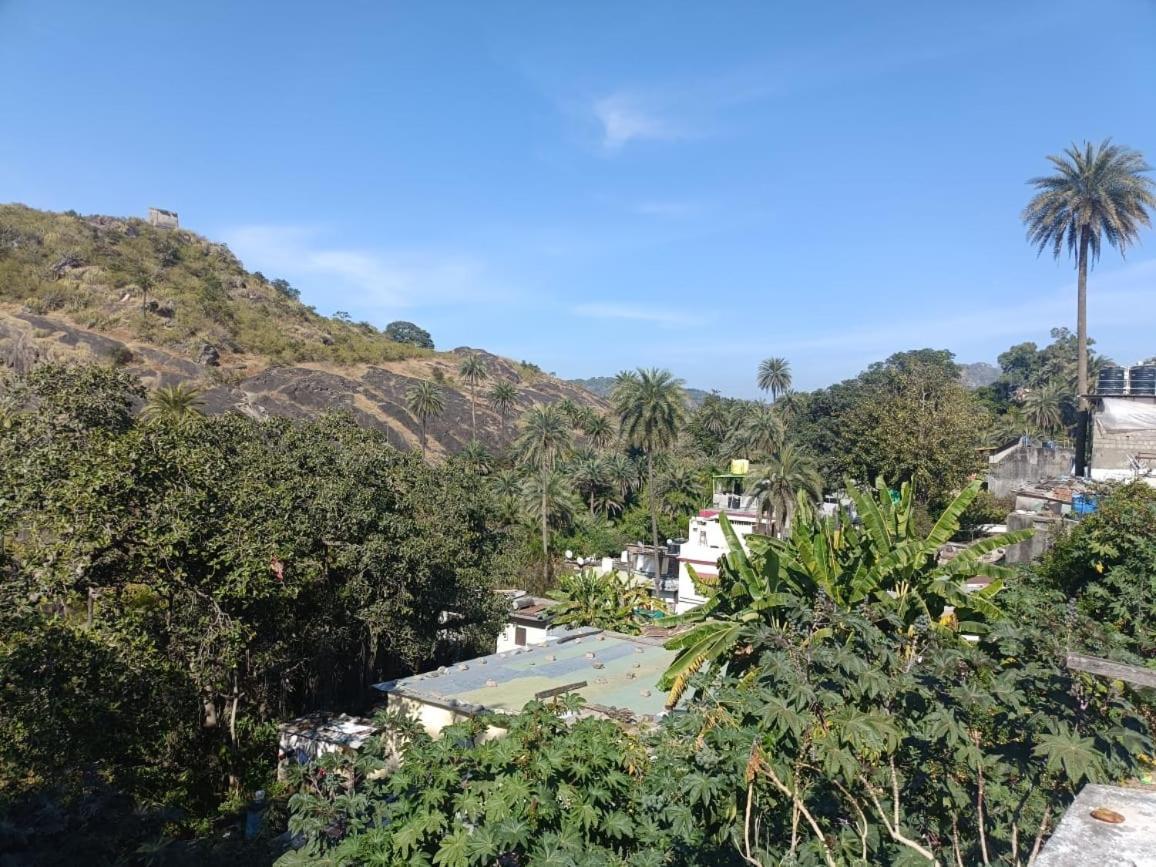 Hotel Deep Valley Ābu Exteriör bild
